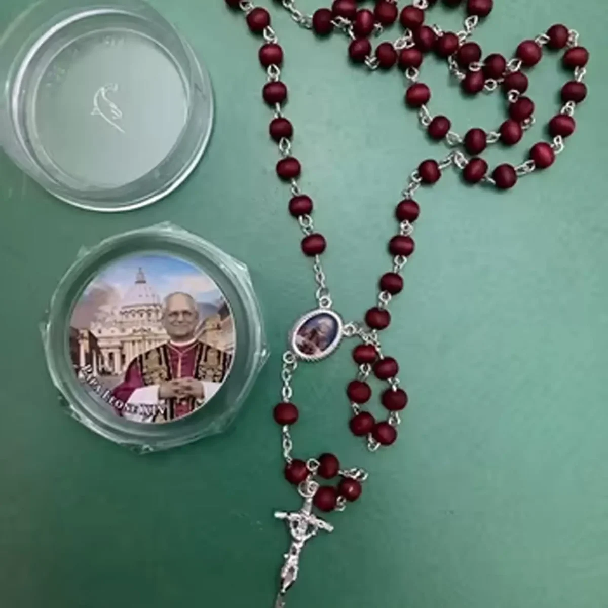 Mecrt Catholic Rosary Beads Pope Red Rose Scented Wooden Cross Rosary Necklace Hand Engraved Plated Metal - Image 2