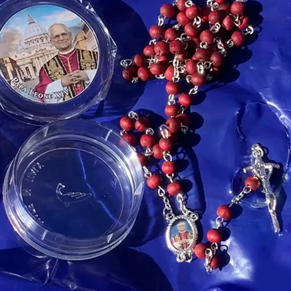 Mecrt Catholic Rosary Beads Pope Red Rose Scented Wooden Cross Rosary Necklace Hand Engraved Plated Metal - Image 4